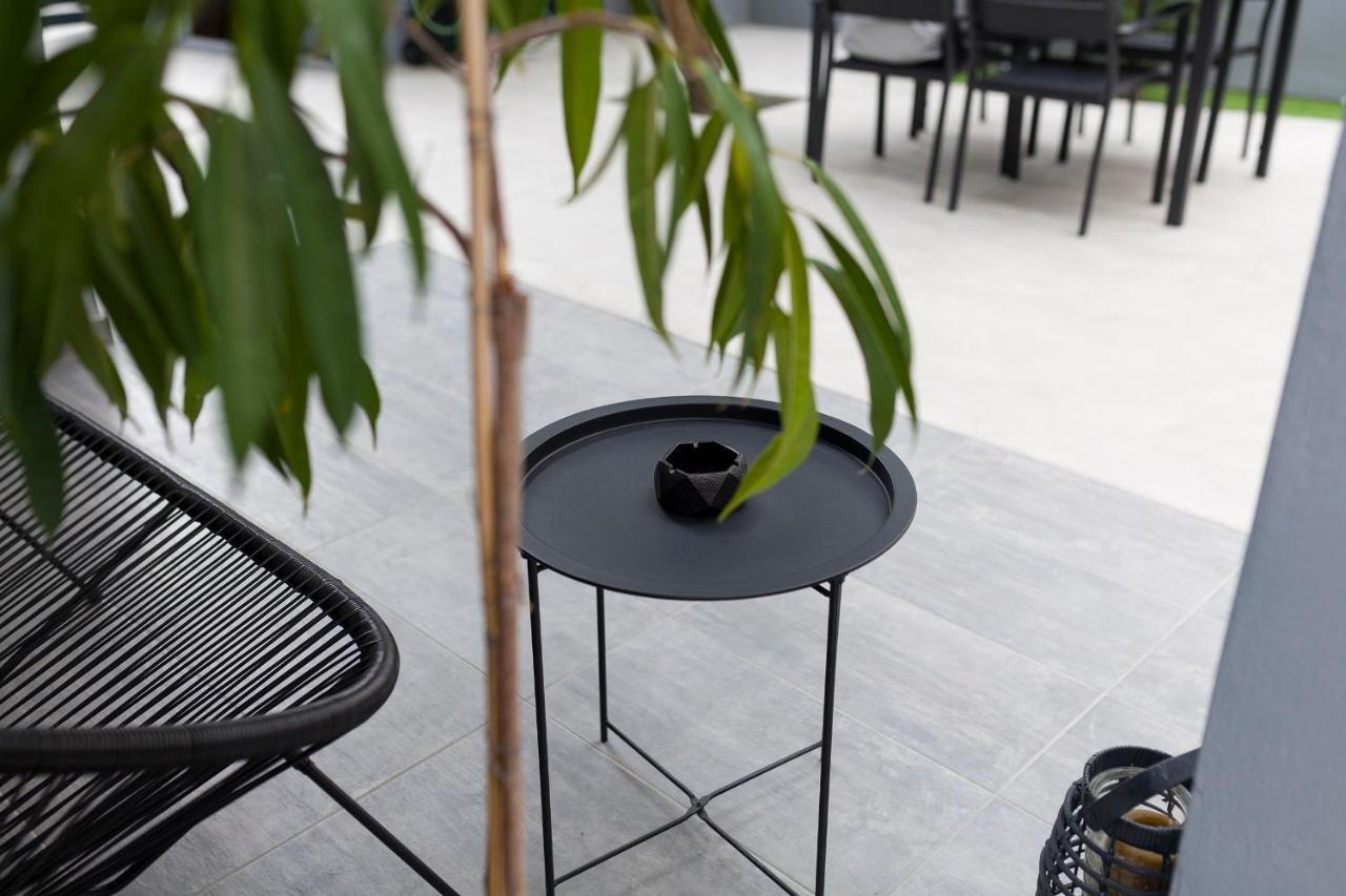 Spacious Flat With Courtyard And Private Parking! Atena Exterior foto